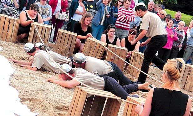 Losy weteranów wojennych przedstawili w rozpoczynającej przegląd etiudzie aktorzy Teatru Recepta i Teatru Dźóra.