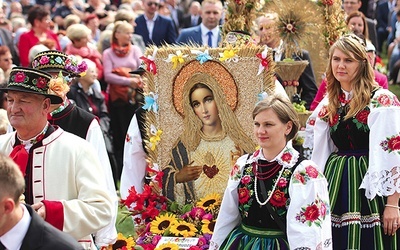 Uroczystość parafialną połączono z dożynkami.