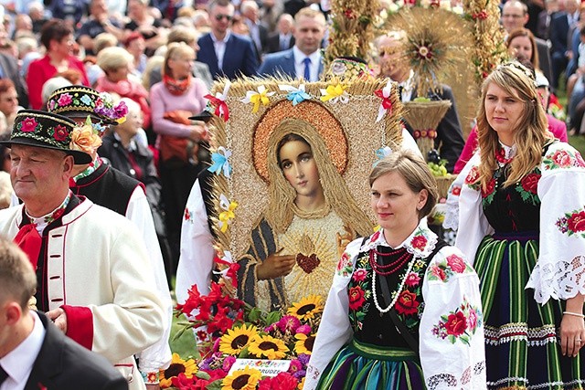 Uroczystość parafialną połączono z dożynkami.