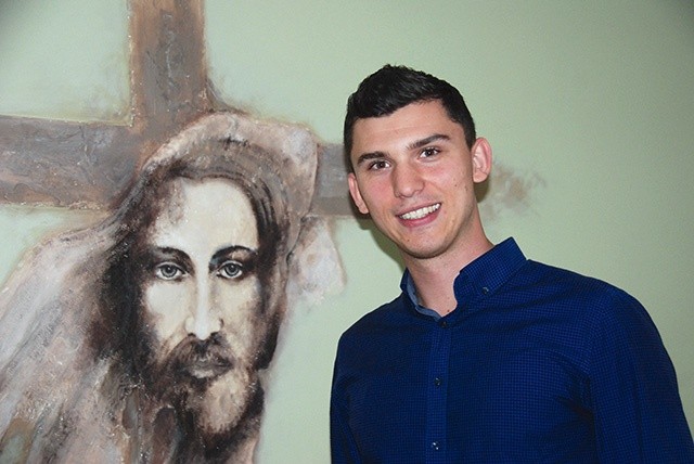 25-letni Marcin jest liderem grupy charyzmatycznej „Głos Pana”, działającej  przy parafii Miłosierdzia Bożego w Zadębiu.