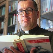 Ks. Piotr Łabuda zachęca także do czytania i medytowania Pisma Świętego według metody: przeczytaj, poznaj, odnieś do swojego życia, pomódl się chwilę i daj Panu Bogu trochę ciszy