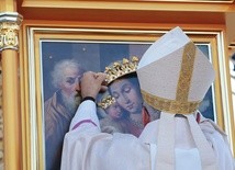 9 września. Metropolita katowicki nakłada korony  Matce Bożej i Dzieciątku.