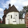 Zabytkowa świątynia w Gliwicach-Ostropie znajduje się przy ul. Piekarskiej 13.