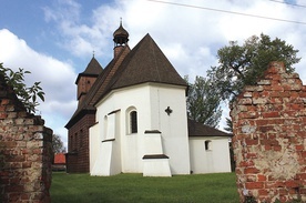 Zabytkowa świątynia w Gliwicach-Ostropie znajduje się przy ul. Piekarskiej 13.