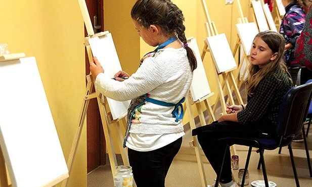 Pogoda spłatała figla i warsztaty dla dzieci przeniosły się do budynku.