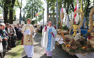 Poświęcenie wieńców dożynkowych.