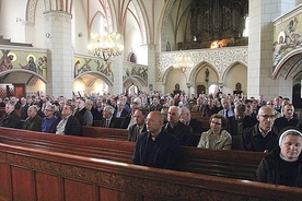 Wśród osób pełniących tę posługę są głównie mężczyźni, ale także siostry ze zgromadzeń zakonnych.