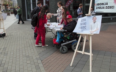 Katowice, ul. Stawowa, 7 września – przechodnie  podpisywali się pod ustawą zwiększającą ochronę życia.