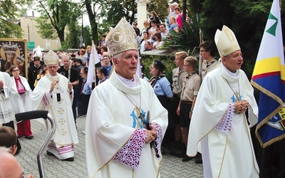 Biskupi Marek Szkudło i Adam Wodarczyk, a za nimi abp Wiktor Skworc i Pani Uśmiechnięta. 