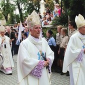 Biskupi Marek Szkudło i Adam Wodarczyk, a za nimi abp Wiktor Skworc i Pani Uśmiechnięta. 