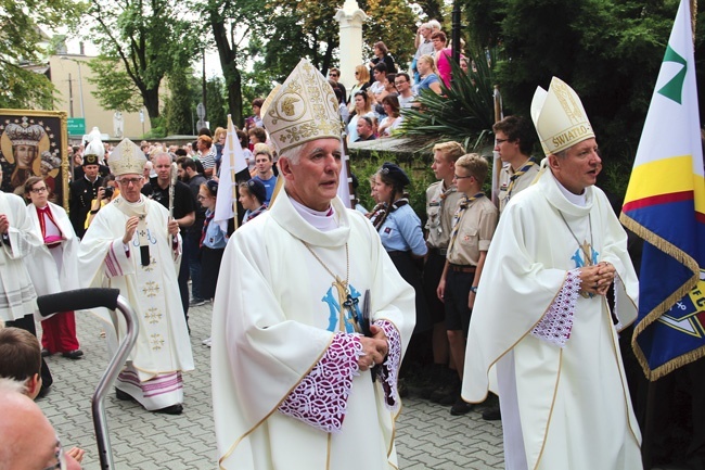 Biskupi Marek Szkudło i Adam Wodarczyk, a za nimi abp Wiktor Skworc i Pani Uśmiechnięta. 