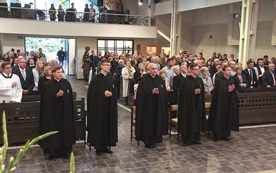 ▲	– Stolica Apostolska pozwoliła nam na przyjęcie charyzmatu, duchowości i nawiązania do zgromadzenia 31 lat temu. Tyle właśnie czasu przygotowywaliśmy się do dzisiejszego wydarzenia – podkreśla o. Wiśniewski.