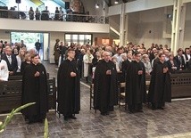 ▲	– Stolica Apostolska pozwoliła nam na przyjęcie charyzmatu, duchowości i nawiązania do zgromadzenia 31 lat temu. Tyle właśnie czasu przygotowywaliśmy się do dzisiejszego wydarzenia – podkreśla o. Wiśniewski.