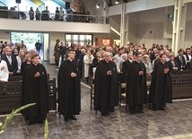 ▲	– Stolica Apostolska pozwoliła nam na przyjęcie charyzmatu, duchowości i nawiązania do zgromadzenia 31 lat temu. Tyle właśnie czasu przygotowywaliśmy się do dzisiejszego wydarzenia – podkreśla o. Wiśniewski.