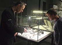 ▲	Karol Szejko (z lewej) i Filip Kuczma – współtwórcy wystawy „Westerplatte w 7 odsłonach”.