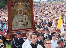 ▼	Eucharystia rozpoczęła się procesją z bazyliki na błonia gietrzwałdzkie.