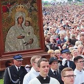 ▼	Eucharystia rozpoczęła się procesją z bazyliki na błonia gietrzwałdzkie.