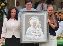 ▲	Podczas Eucharystii abp Wojciech Polak poświęcił obraz Matki Bożej Gietrzwałdzkiej, który trafi na Podkarpacie, do domu dla osób niepełnosprawnych prowadzonego przez siostry od Aniołów.