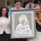 ▲	Podczas Eucharystii abp Wojciech Polak poświęcił obraz Matki Bożej Gietrzwałdzkiej, który trafi na Podkarpacie, do domu dla osób niepełnosprawnych prowadzonego przez siostry od Aniołów.