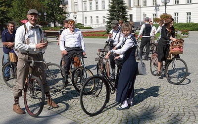 ▲	W miejskim pochodzie wzięły udział rowery wyprodukowane przed II wojną światową.