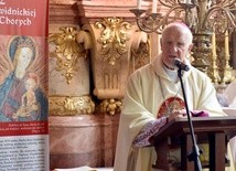 Biskup w czasie głoszenia homilii w kaplicy MB Świdnickiej