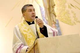 bp Wojciech Osial w czasie głoszenia konferencji do kapłanów.