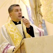 bp Wojciech Osial w czasie głoszenia konferencji do kapłanów.