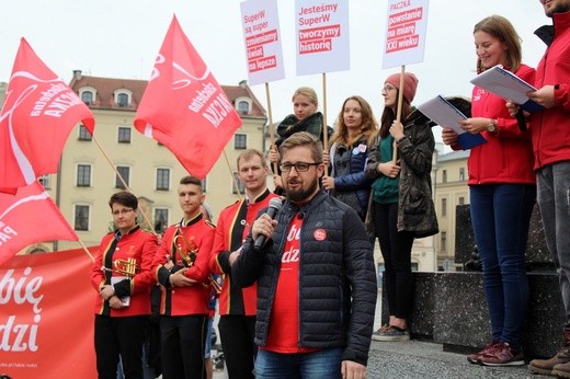 Studniówka "Szlachetnej Paczki" i "Akademii Przyszłości" w Krakowie