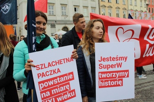 Studniówka "Szlachetnej Paczki" i "Akademii Przyszłości" w Krakowie