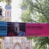 O wielkiej odsłonie Festiwalu "Mazowsze w Koronie" informują plakaty od kilku dni rozwieszone na mieście. W tle fronton radomskiej katedry
