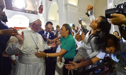 Franciszek został przyjęty przez Kolumbijczyków z niebywałym entuzjazmem, jako pielgrzym pokoju i nadziei. Na zdjęciu rozmawia z mieszkańcami miasta Cartagena.