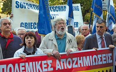 Demonstracja przed ambasadą Niemiec w Atenach w kwietniu 2017 r. Grecy domagają się od Niemiec wypłacenia reparacji wojennych.