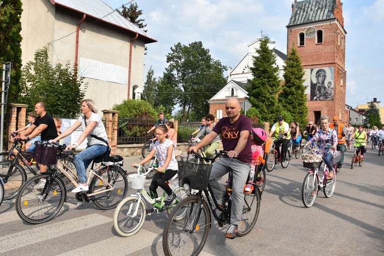 Uczestnicy rajdu wyruszyli sprzed przasnyskiej fary. Rowerowy rajd poprzedza pielgrzymkę pieszą do Rostkowa, która wyruszy w najbliższą sobotę