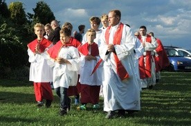 Duszpasterze i parafianie ze Starego Bielska przygotowali uroczystości pod krzyżem na Trzech Lipkach