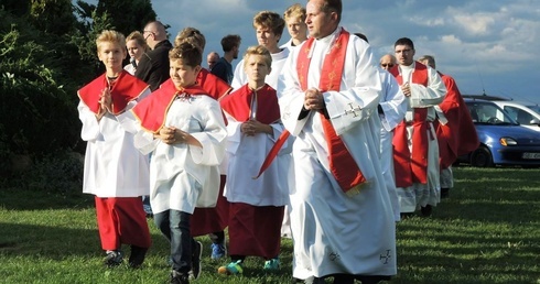 Duszpasterze i parafianie ze Starego Bielska przygotowali uroczystości pod krzyżem na Trzech Lipkach