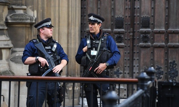 Brytyjska policja przeszukuje dom w Surrey