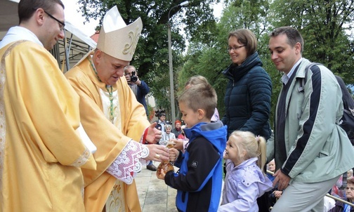 Bp Piotr Greger przewodniczył Mszy św. na diecezjalnej pielgrzymce rodzin