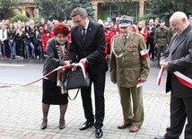 Patrzył za linię horyzontu