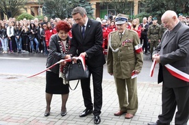 Patrzył za linię horyzontu