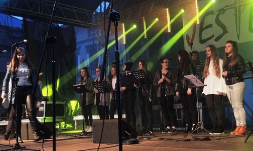 "Overcome" i młodzi z parafii Żywiecczyny zaprosili swoich rówieśników na spotkanie z Dobrą Nowiną