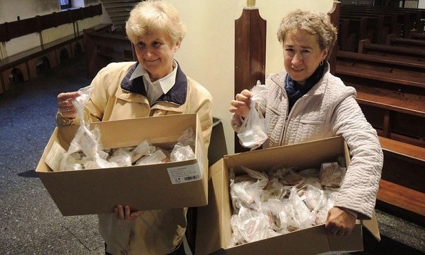 Jadwiga Blachura i Grażyna Biarda, częstowały parafian kromkami chleba, podarowanymi przez darczyńców Banku Chleba