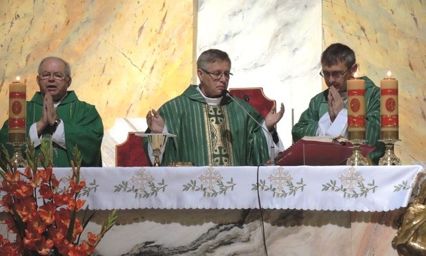 Od lewej przy ołtarzu księża: Krzysztof Ryszka, Zygmunt Siemanowski i Robert Kasprowski