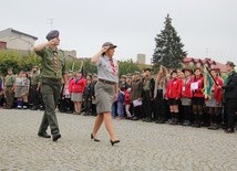 Przegląd hufców Chorągwi Łódzkiej ZHP na pl. Piłsudskiego w Kutnie