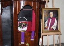 W kościele przy konfesjonale ks. Marka umieszczono jego portret i kwiaty