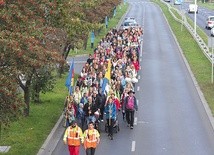 Tym razem z zaproszenia do „modlitwy nogami” skorzystało około 200 osób.