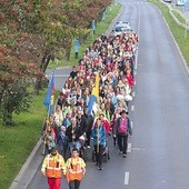 Tym razem z zaproszenia do „modlitwy nogami” skorzystało około 200 osób.