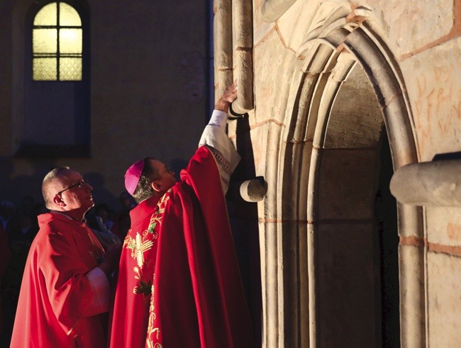 Namaszczenie kamieni przy wejściu do kaplicy przez  bp. Tadeusza Lityńskiego symbolizowało złamanie trzech pieczęci zamykających grób Jezusa.