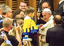 Wręczenie Orderu Uśmiechu papieżowi Franciszkowi.