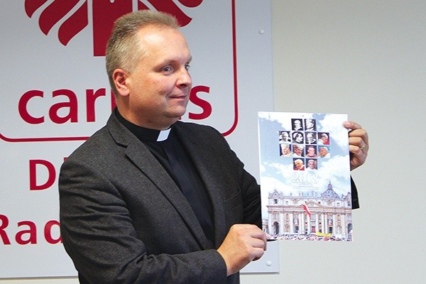 Ks. Robert Kowalski prezentuje „Kalendarz Diecezji Radomskiej” na rok 2018.