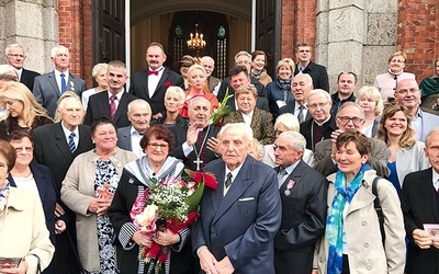 – Jestem wzruszony tą liturgią, bo jestem świadkiem pielgrzymki rodzin, małżonków do tego maryjnego sanktuarium. Pamiętajcie, że wasze rodziny są małą wspólnotą Kościoła. Zwłaszcza w chwilach doświadczeń i trudów szukajcie oparcia w Bogu, jak tego uczy nas Święta Rodzina z Nazaretu – mówił abp Salvatore Pennacchio.